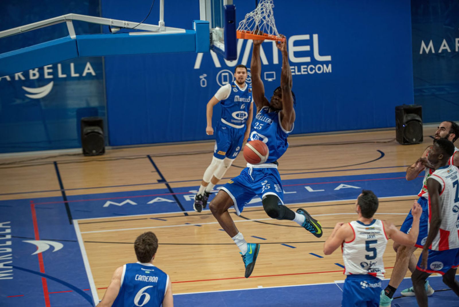 Shaquillo Fritz realiza un mate.