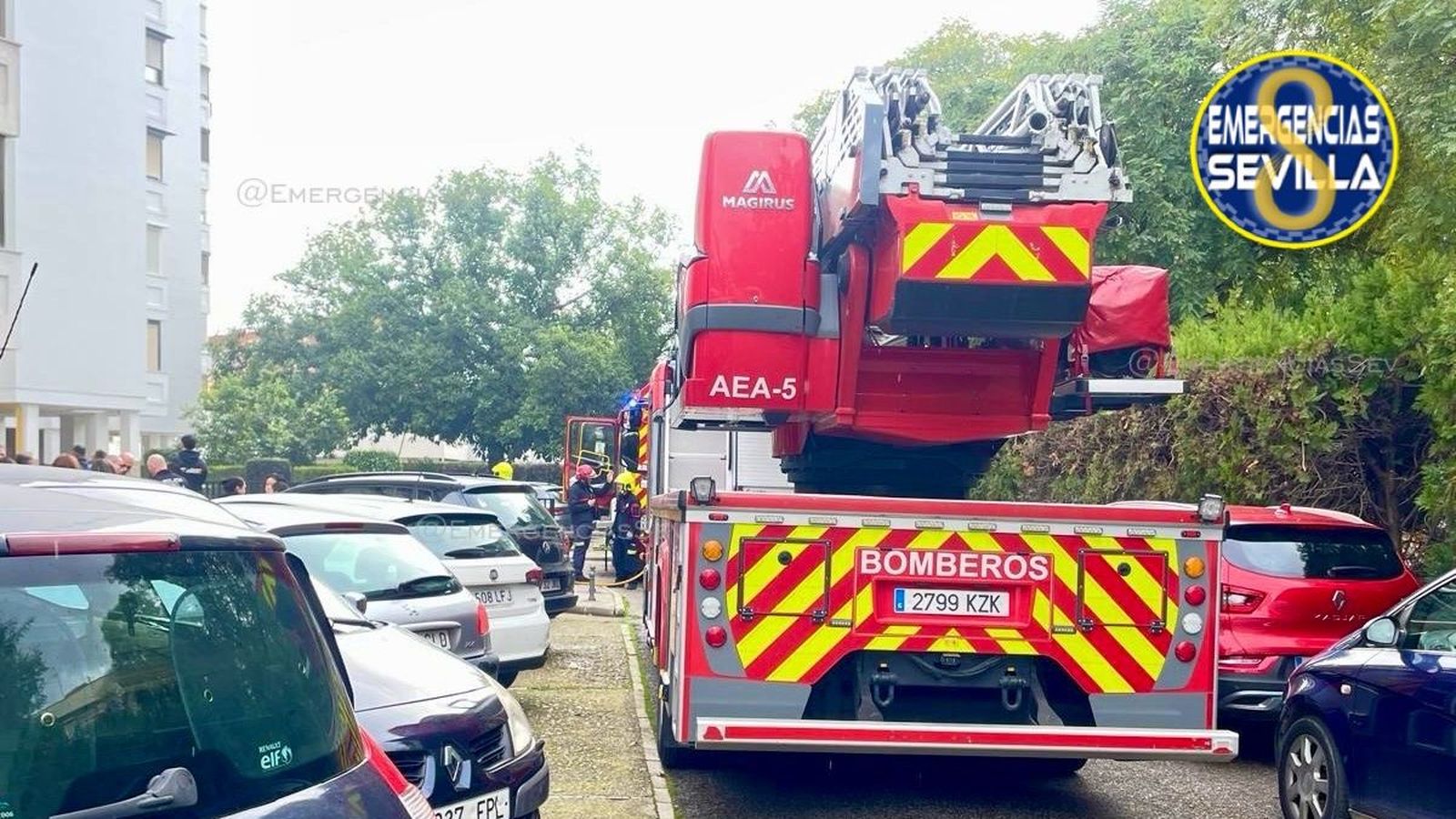 Parte del operativo de los Bomberos que ha acudido a sofocar el incendio en un bloque de la calle Antioquía.