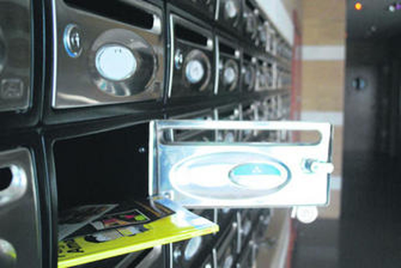 Imagen de varios panfletos de propaganda en uno de los buzones de un edificio de Algeciras, esta semana.