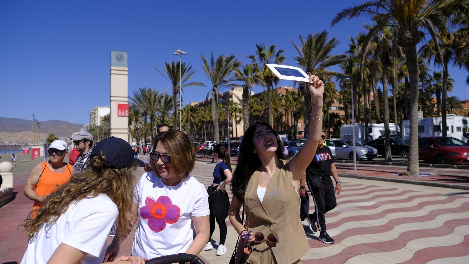 Almería observa el eclipse solar desde el Paseo Marítimo, en imágenes