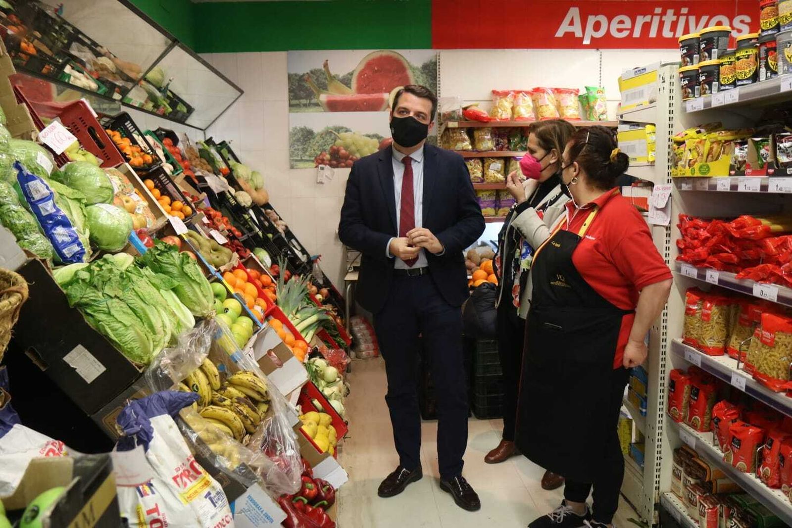José María Bellido y Blanca Torrent en un supermercado del Sector Sur.