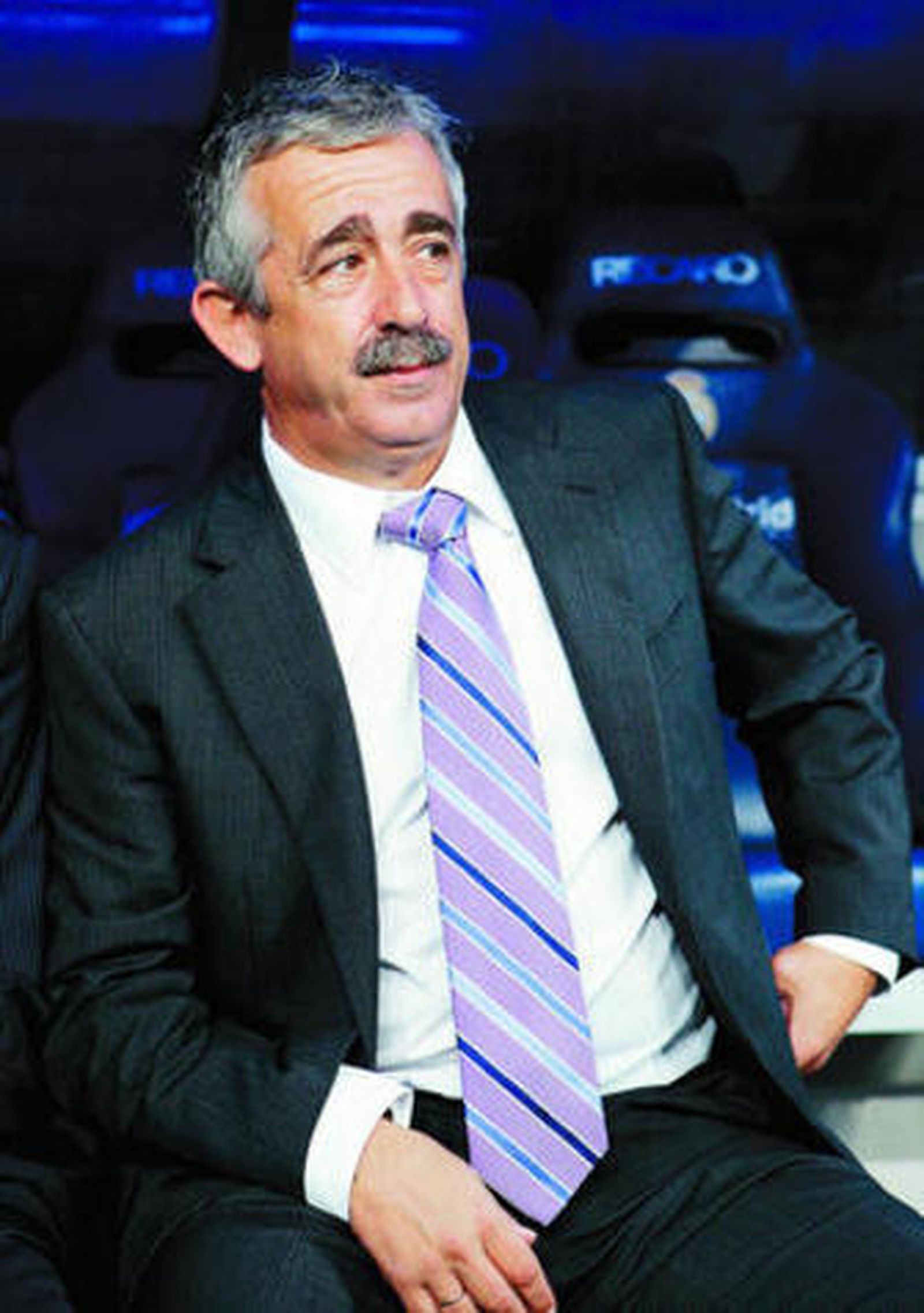 Manolo Preciado, en el banquillo del Santiago Bernabéu.
