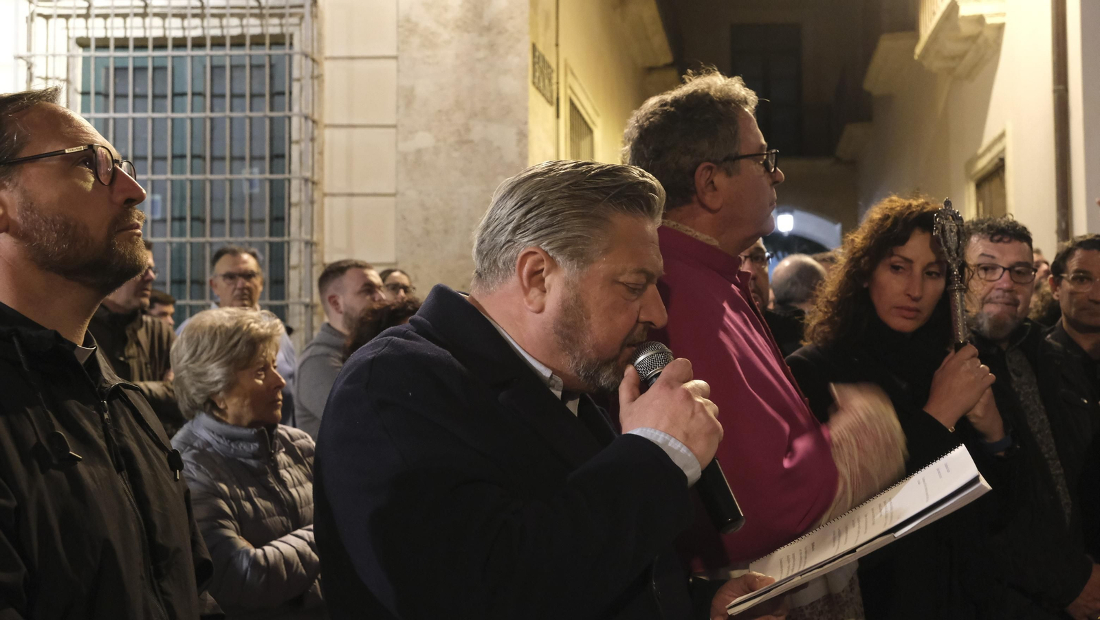 Procesión del Vía Crucis-Cristo de la Escucha en Almería, en imágenes