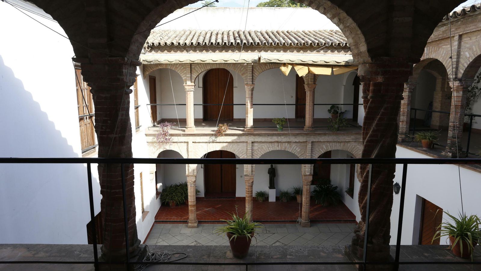 16-Vista del flanco norte del patio con sus dos arcadas.