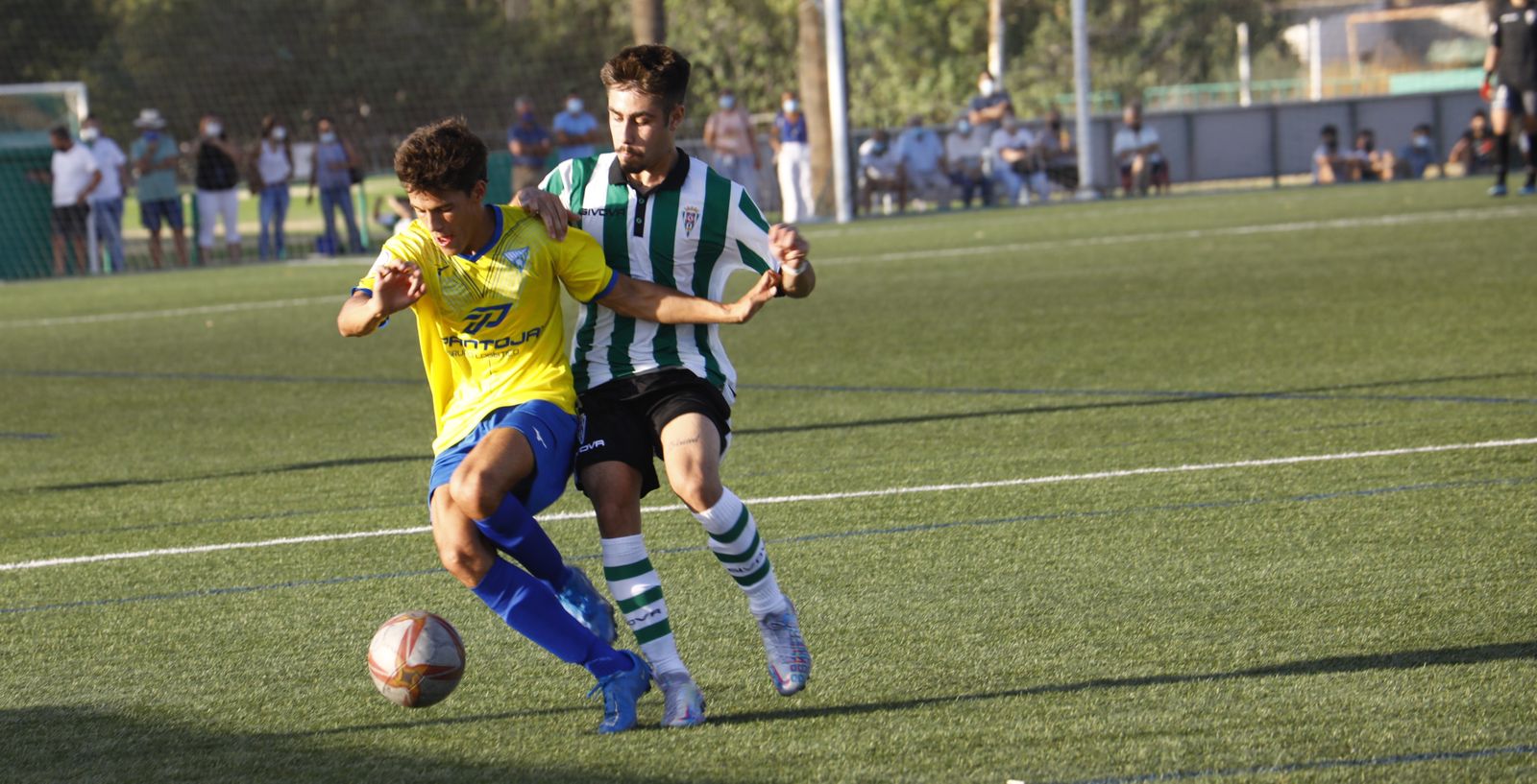 Varios aficionados siguieron este miércoles el encuentro del Juvenil A blanquiverde.