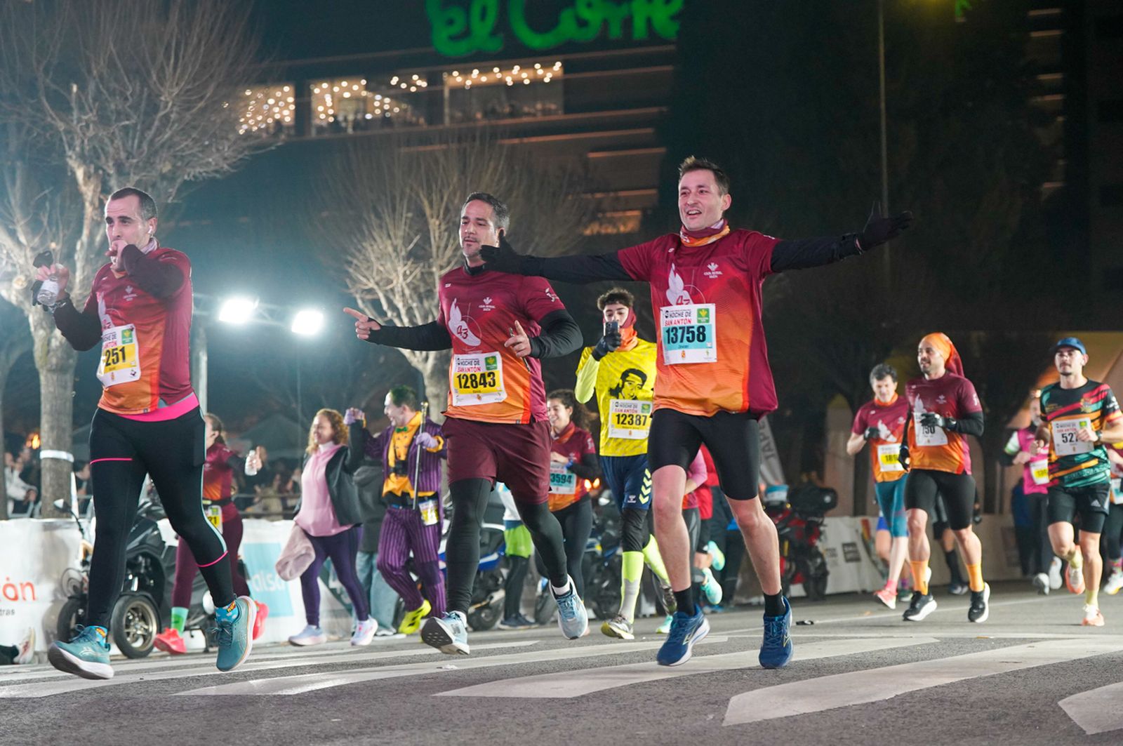 En imágenes: búscate en tu llegada a meta de la Carrera de San Antón 2026 (12)