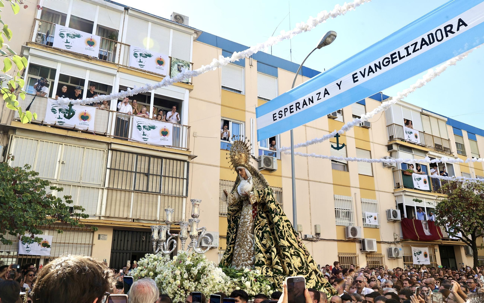 Fotos de la Misión de la Esperanza de Triana: del Tiro de Línea a las Letanías