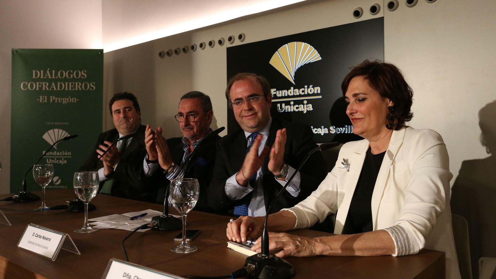 Charo Padilla recibe el aplauso de los expregoneros José Ignacio del Rey y Carlos Herrera y del moderador de la charla Carlos Navarro Antolín, subdirector de ‘Diario de Sevilla’.