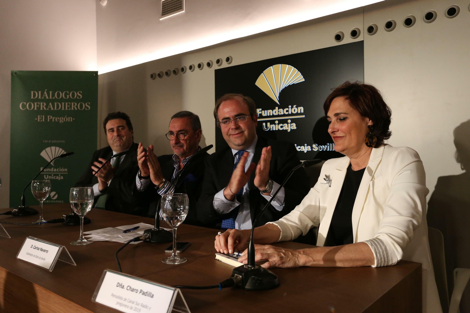 Charo Padilla, pregonera de la Semana Santa, recibe el aplauso de los expregoneros José Ignacio del Rey y Carlos Herrera y del moderador de la charla Carlos Navarro Antolín, subdirector de ‘Diario de Sevilla’.