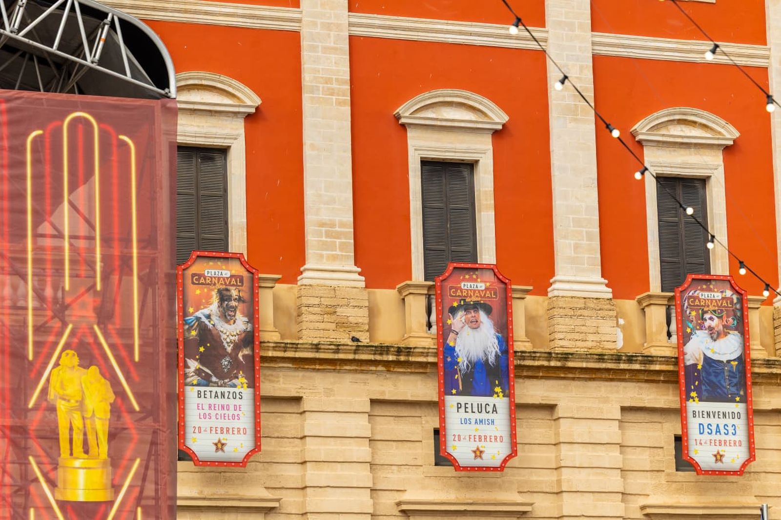 San Fernando y su plaza del Rey se preparan para dar la bienvenida al Carnaval: las imágenes