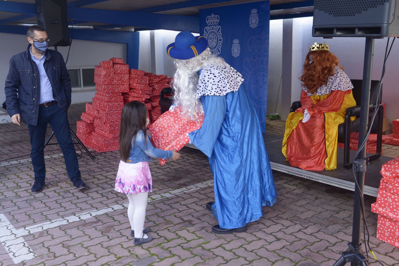 Fotos de la entrega de juguetes a familias por la CNP.