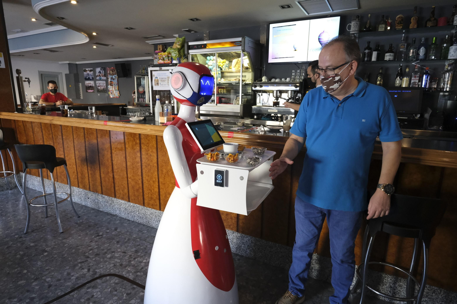 Fotogalería de Herbelita, la robot camarera de El Alquián.