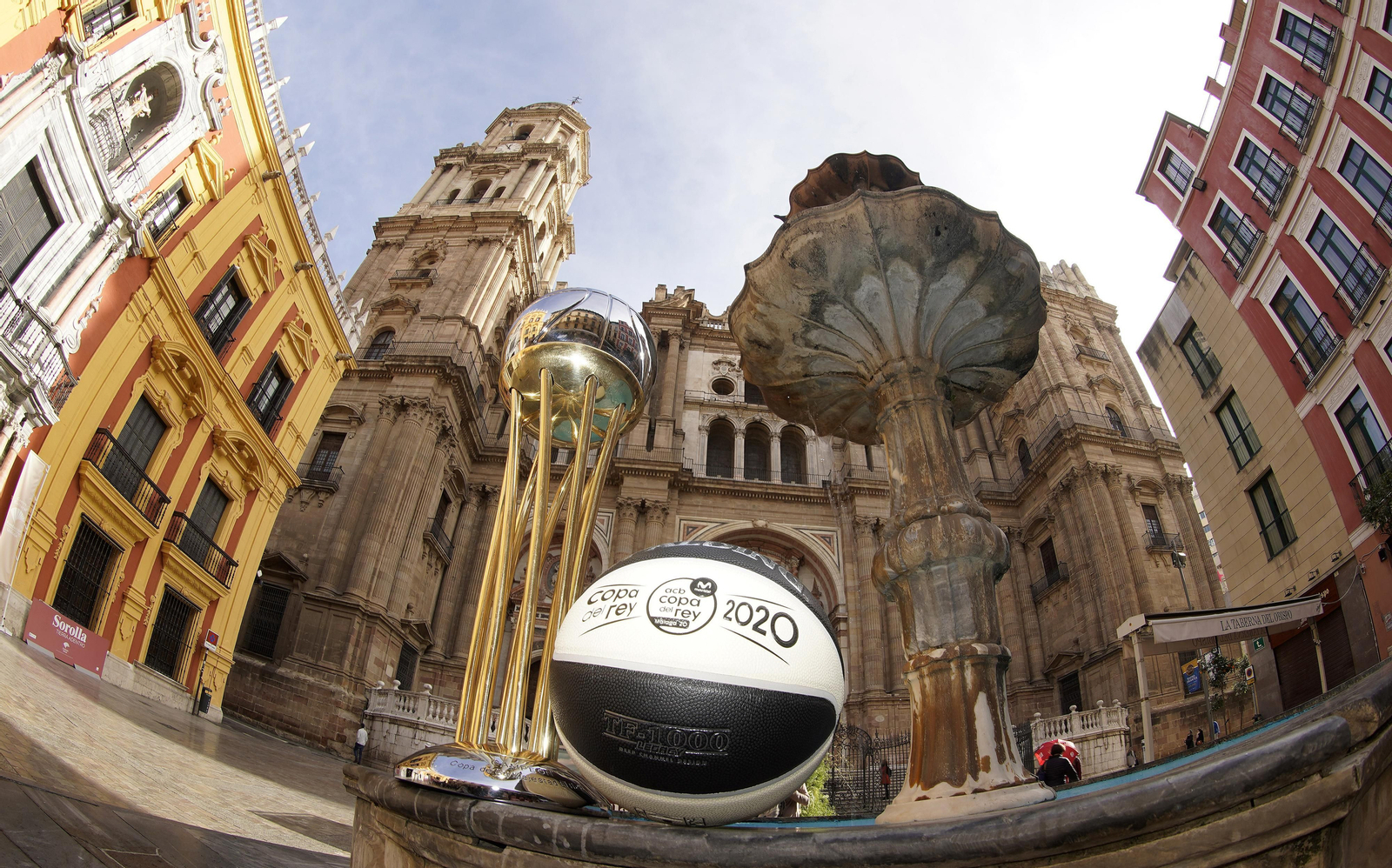 La Copa del Rey frente a la catedral de Málaga.