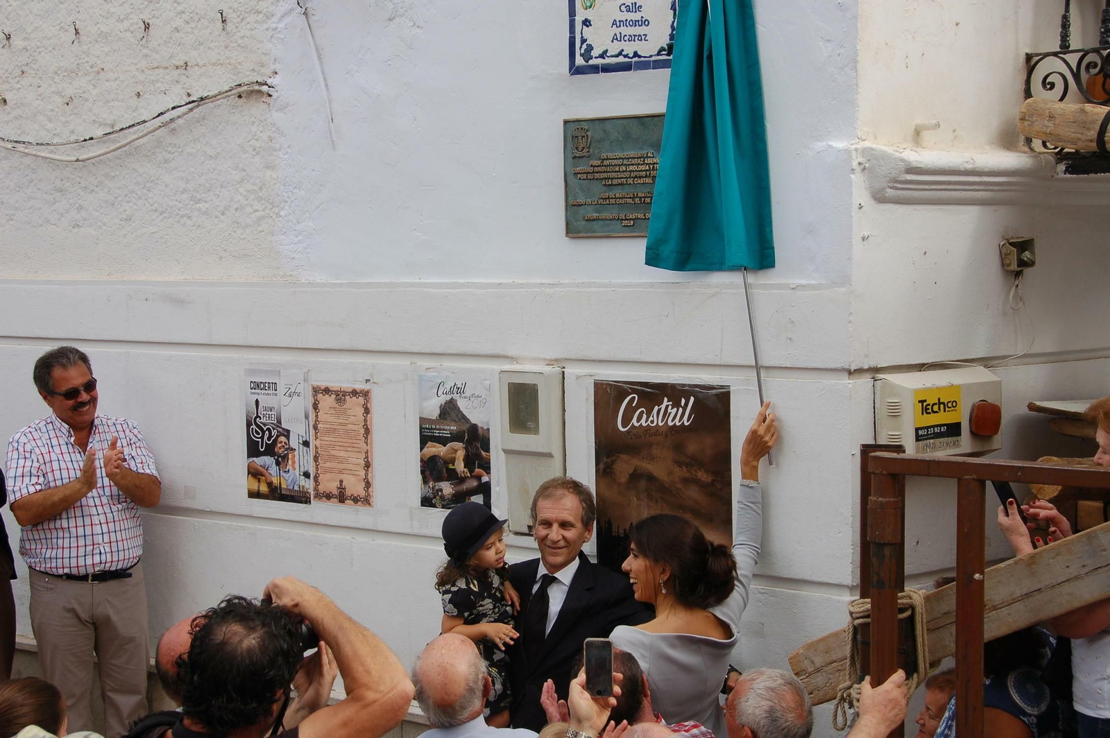 Momento en el que el médico y su familia descubren la placa.