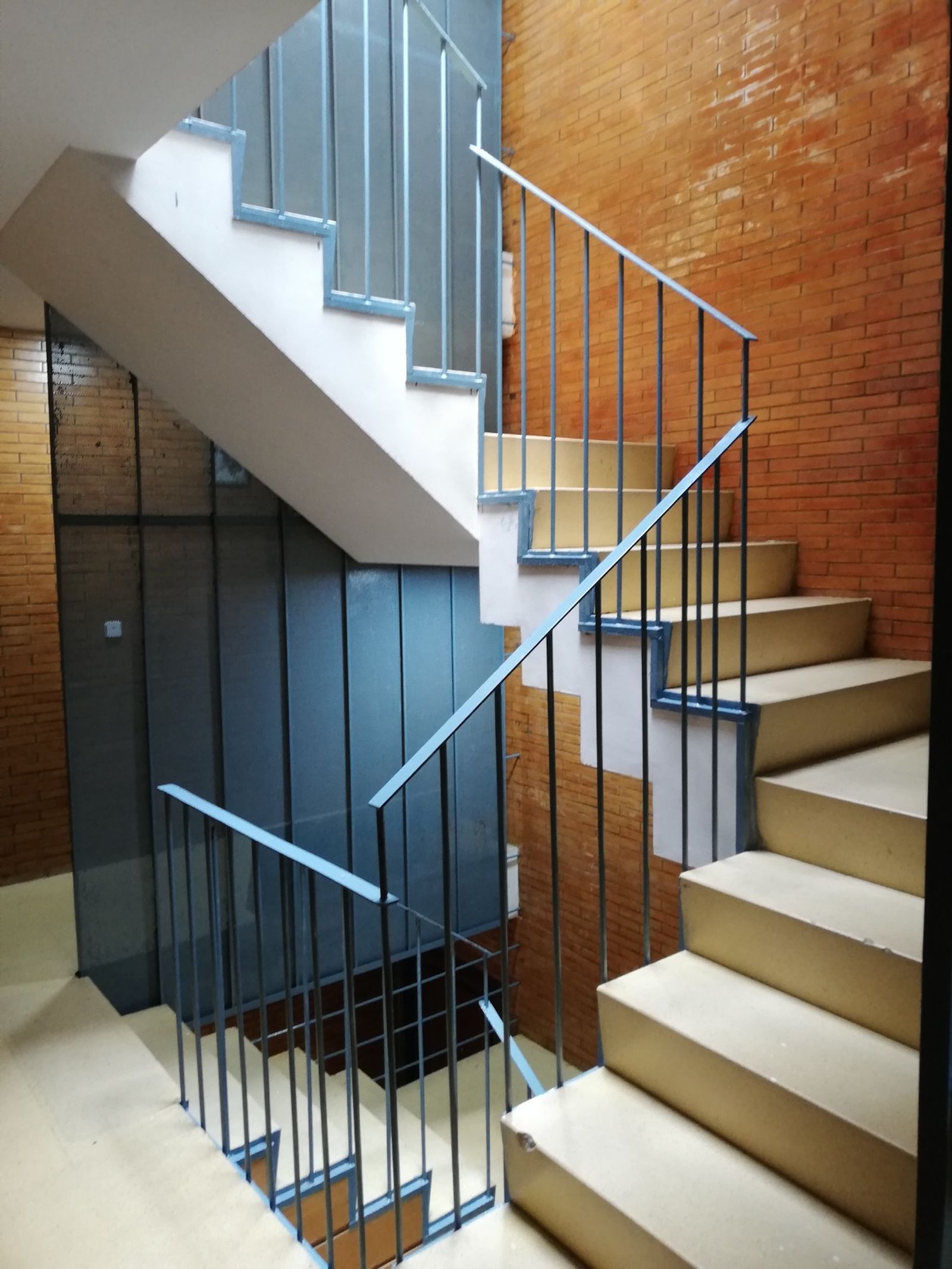 Escaleras de acceso a las viviendas del bloque de la calle Flandes.