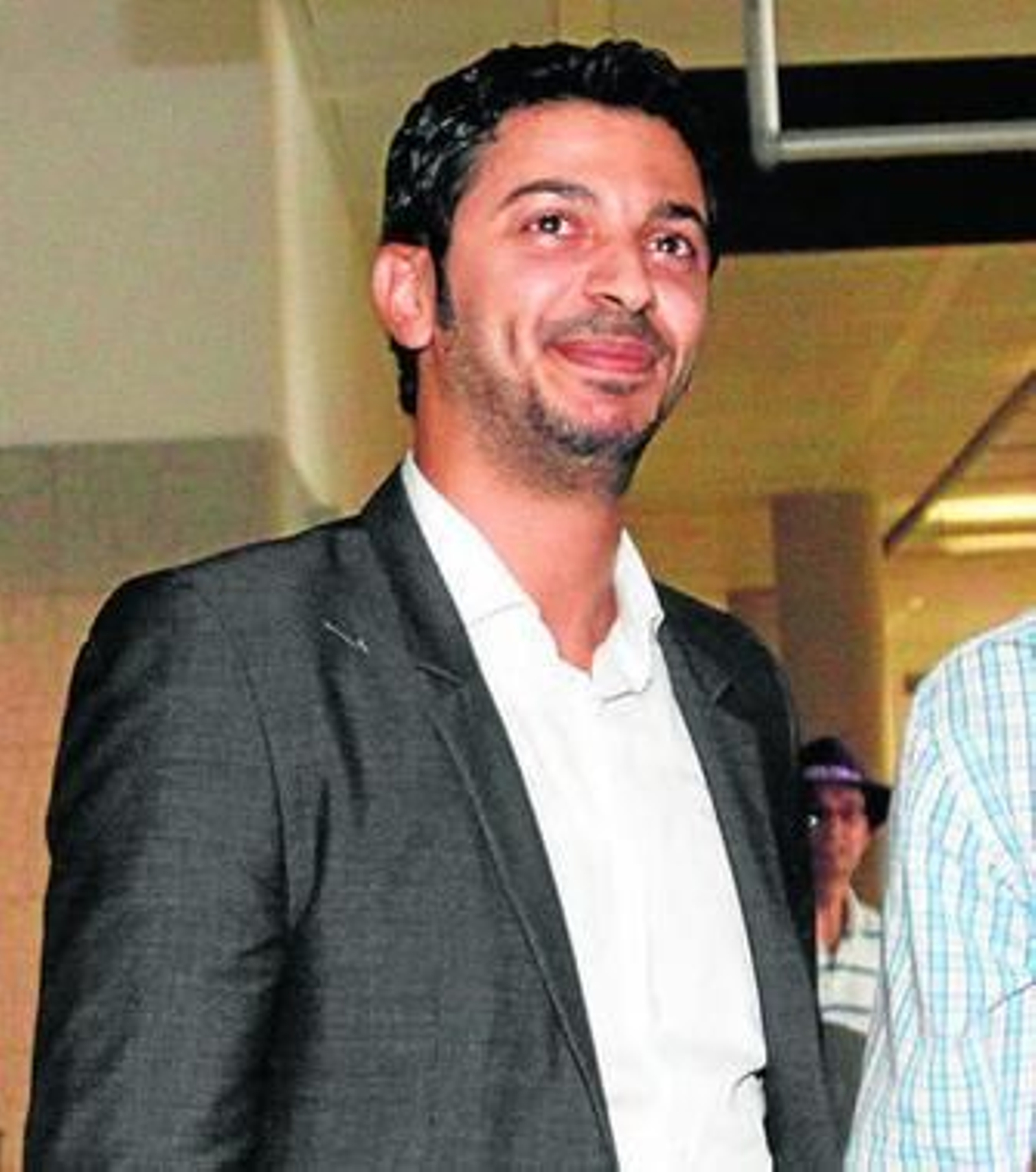 Pellegrini da indicaciones en la banda durante el choque de ayer.