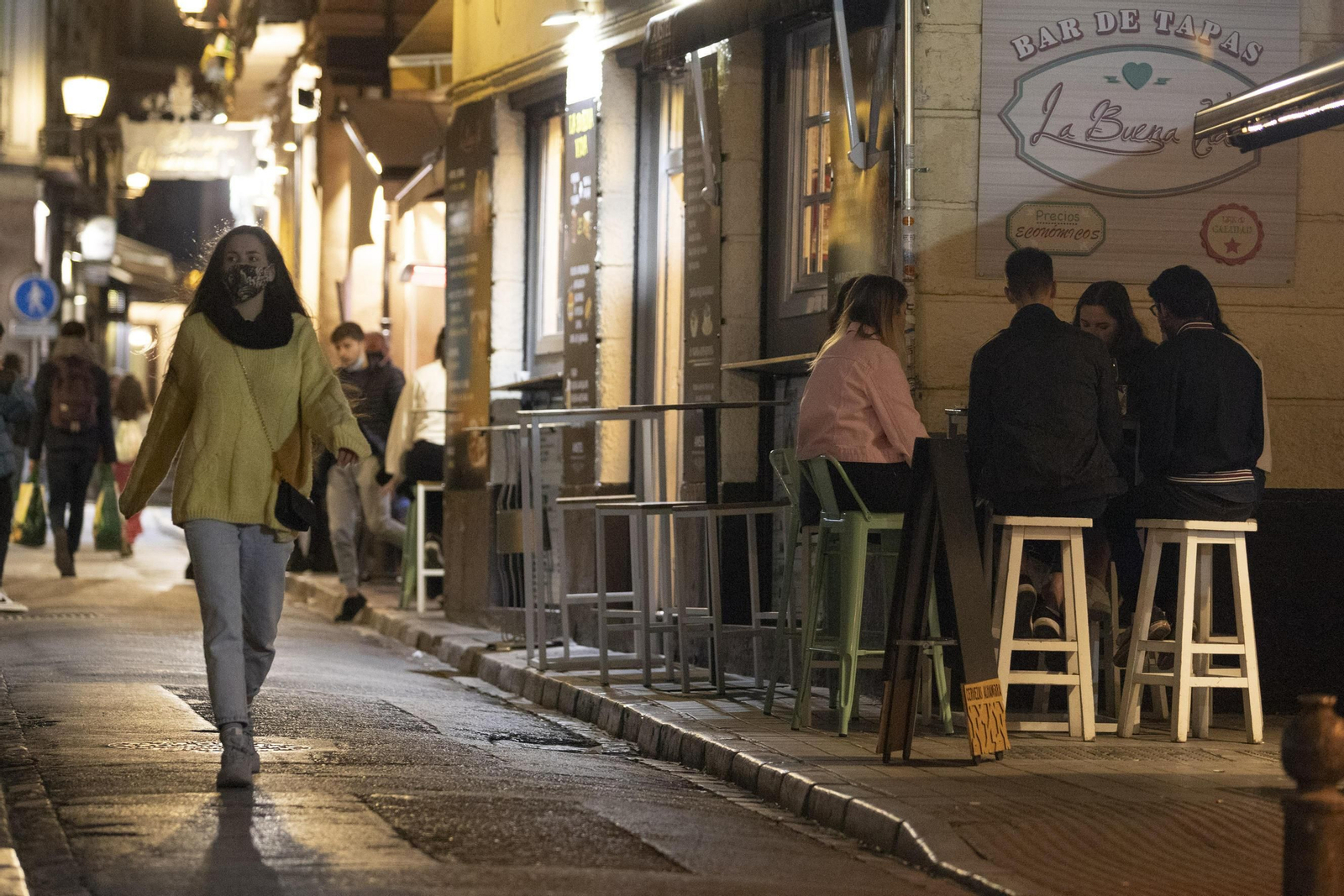 Fotos: los bares y comercios de Granada vuelven a abrir hasta la noche