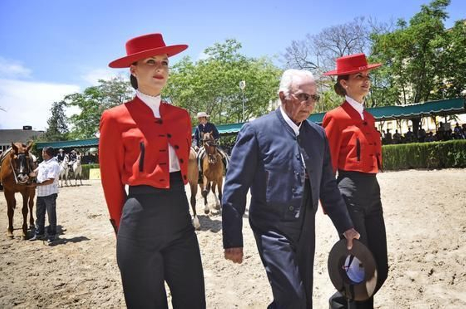 Emoción. Zambrano, acompañado de dos azafatas de Tío Pepe. 

Foto: Manu Garcia