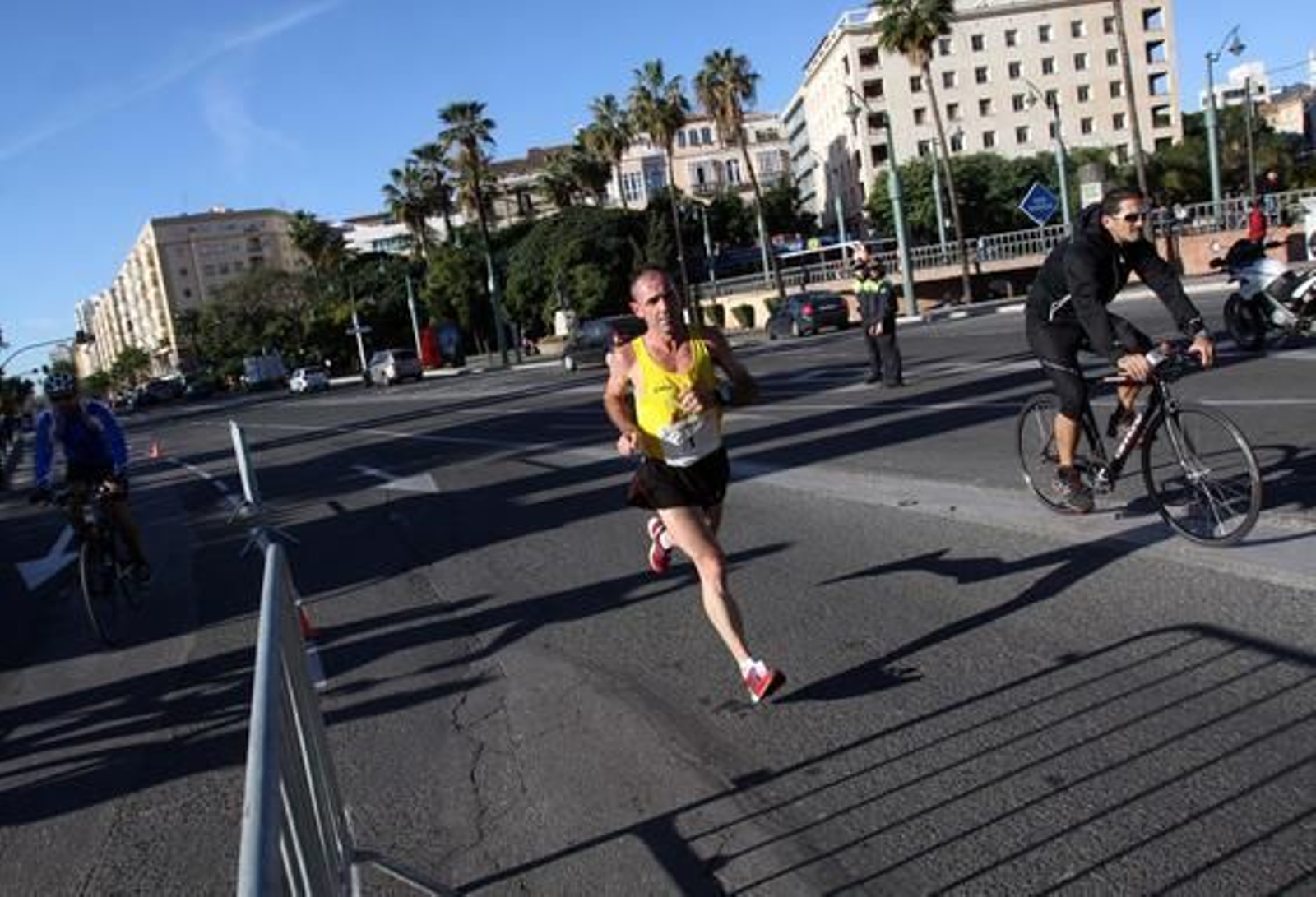 El buen tiempo ha acompañado a los 722 atletas inscritos en la prueba, aunque el fuerte viento de poniente ha dificultado el recorrido de vuelta y ha impedido que se registraran mejores marcas. 

Foto: Migue Fernandez