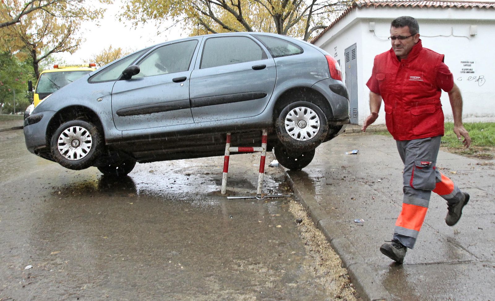 Otro de los vehículos afectados, con un lateral montado sobre el protector de un contenedor en la zona de Delicias.
