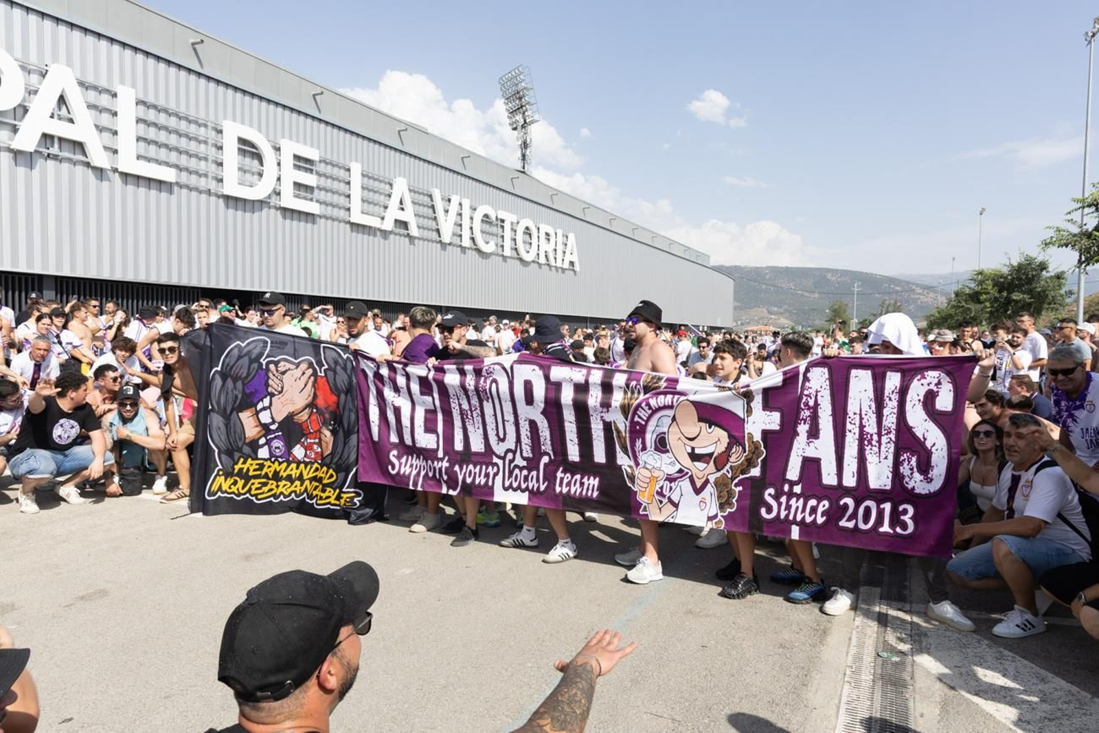El épico recibimiento de la afición lagarta al Real Jaén, en imágenes