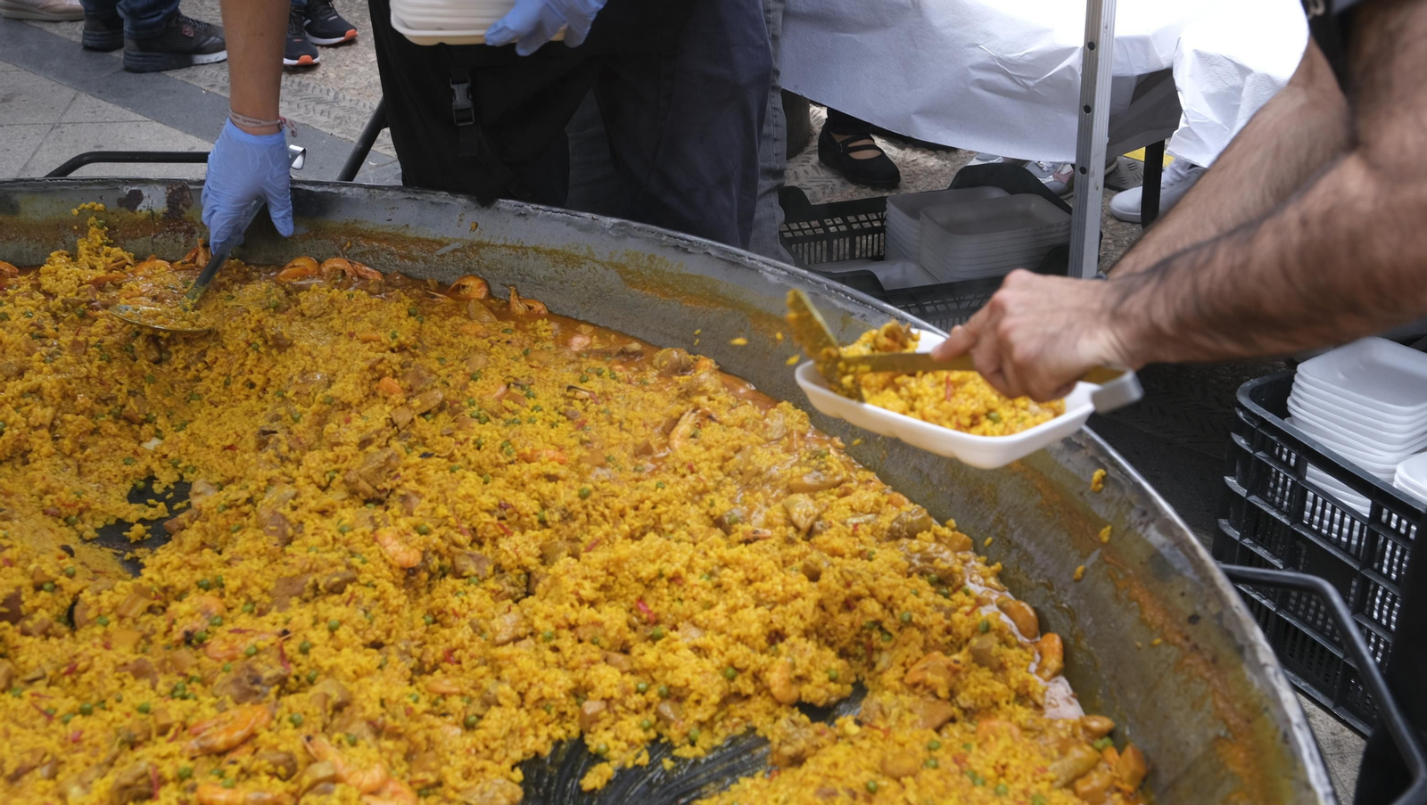 Imágenes de la paella popular en las Fiestas de Canjáyar