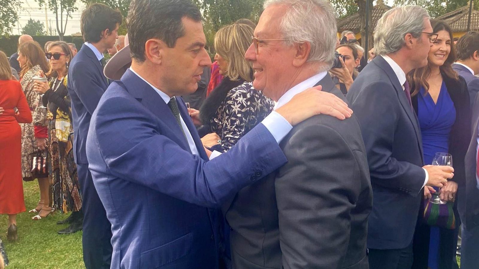 El presidente andaluz Juanma Moreno a su llegada al Club Pineda, saluda al padrino, Javier Arenas