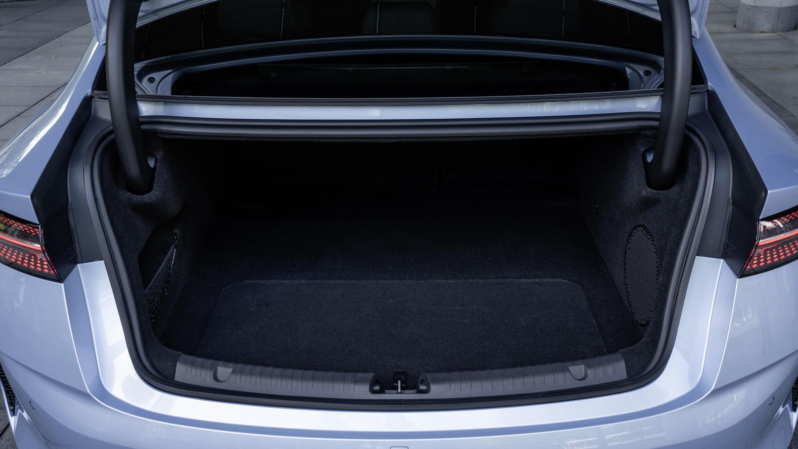 En términos prácticos, esta berlina tiene un maletero de 400 litros tras los asientos posteriores y a los que habría que sumar los 53 que habría debajo del capó delantero.