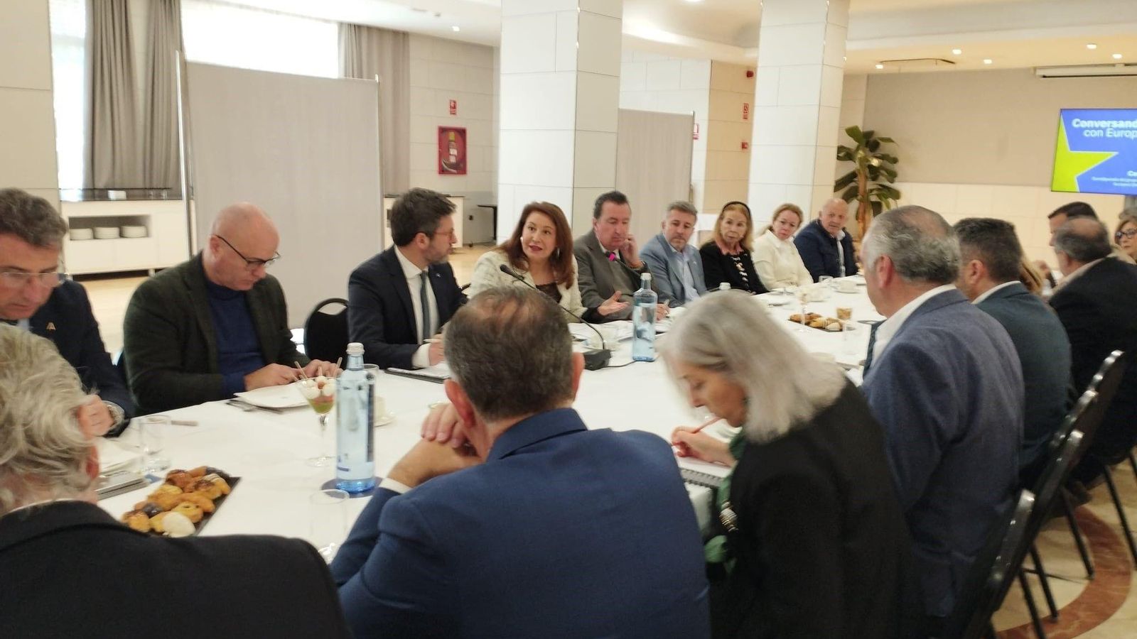 La eurodiputada y portavoz de Agricultura del Partido Popular europeo, Carmen Crespo, en una reunión con el sector de la pesca de Huelva.