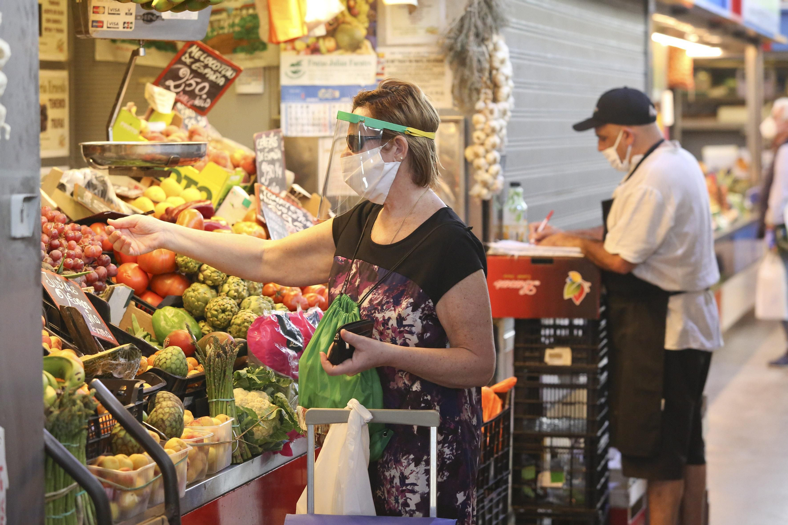 Una mujer hace la compra en una frutería.
