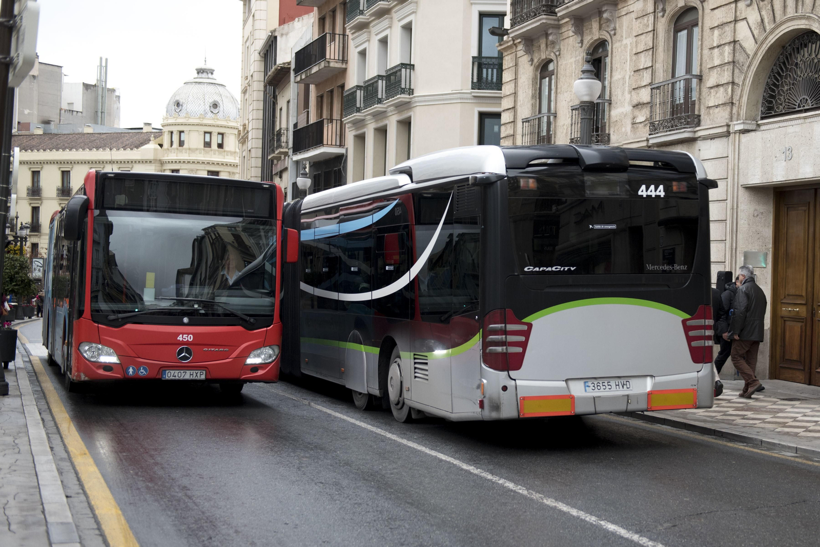 Dos autobuses se cruzan