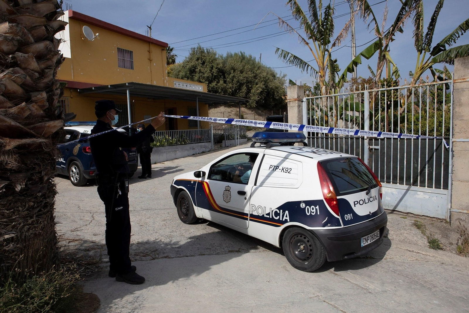La Policía Nacional en el cortijo de Motril donde se produjo el crimen.