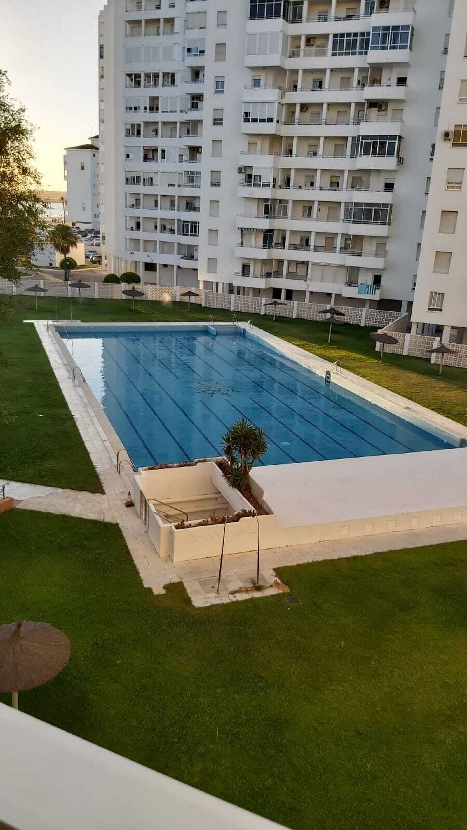 Una imagen de la piscina de la urbanización.