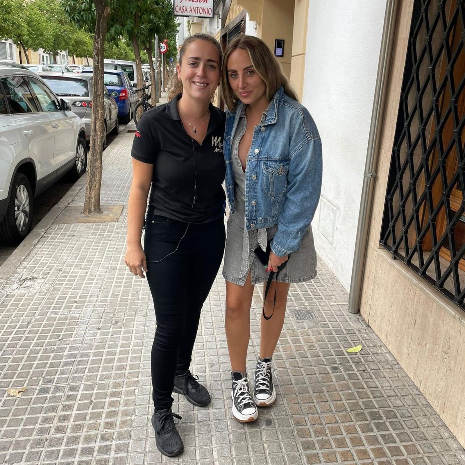 Rocío Flores junto a Sofía, del equipo de Casa Antonio, a las puertas del establecimiento