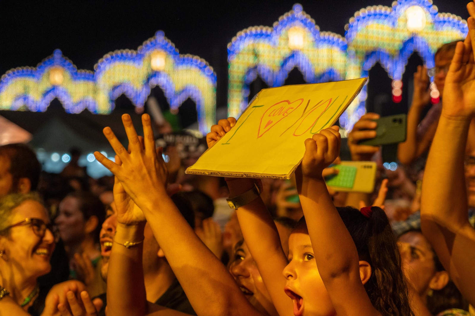 Colombinas 2025: Imágenes del concierto de Melody en las Fiestas Colombinas