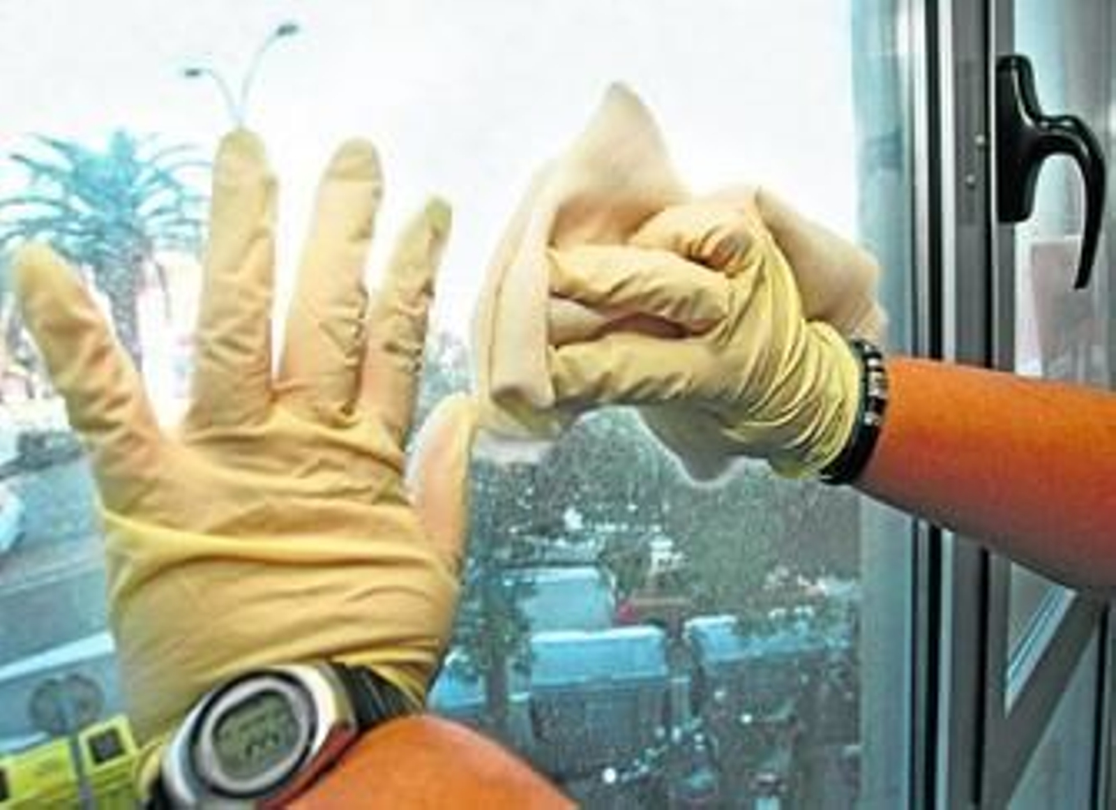 Los guantes de látex son muy peligrosos para los alérgicos porque impregnan la atmósfera de partículas.