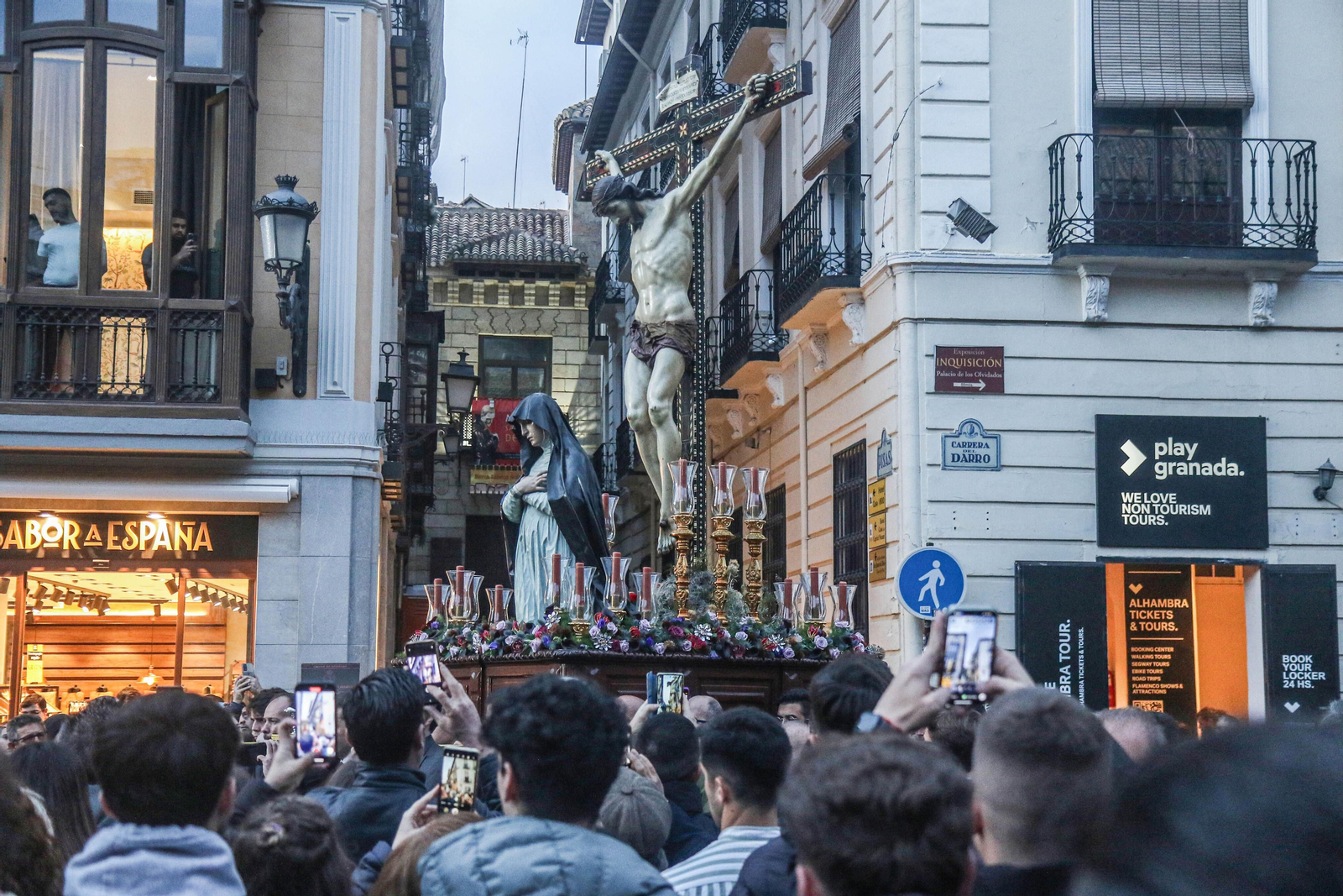 Fotogalería | El vía crucis de las cofradías de Granada en imágenes
