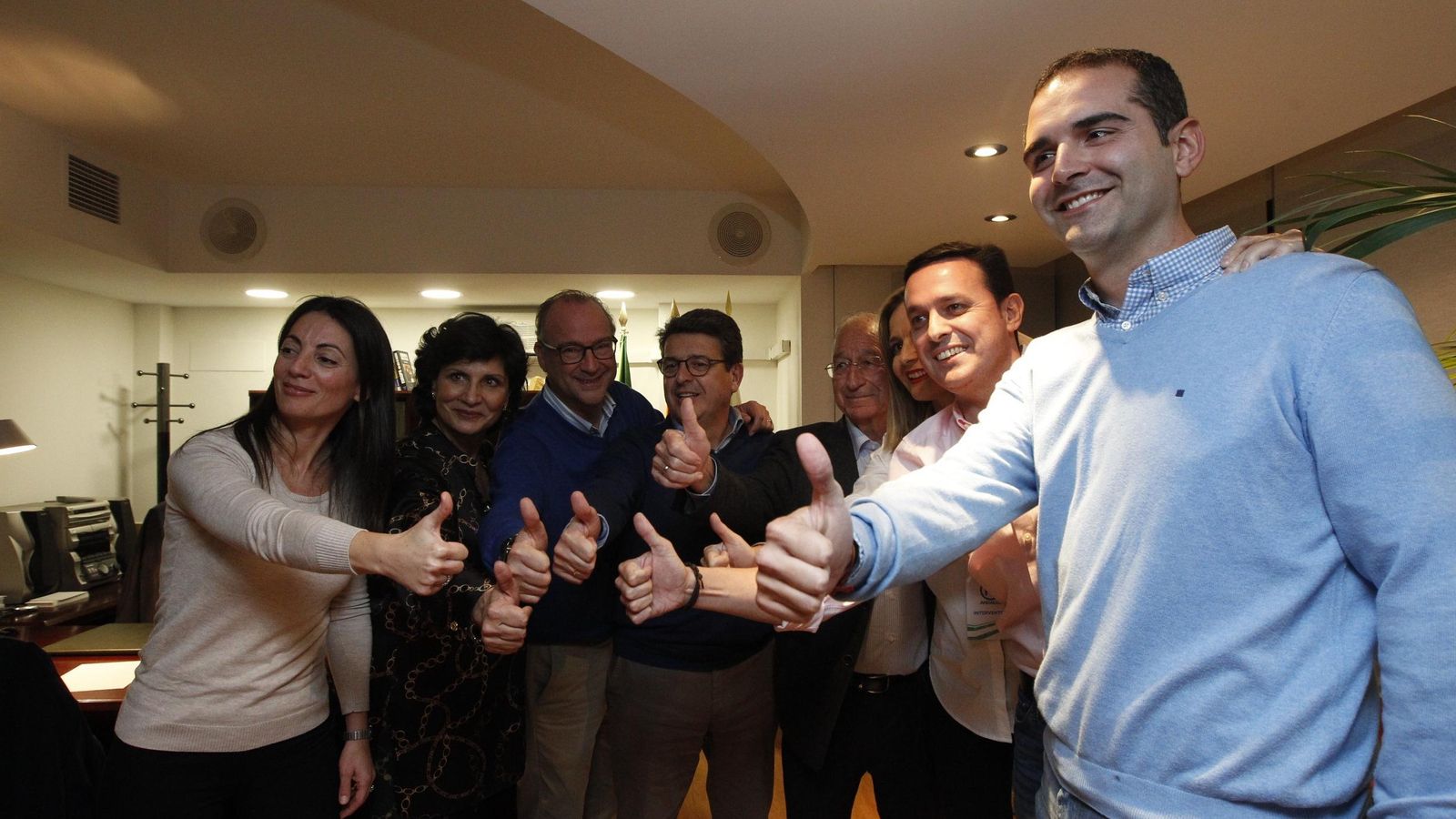 La familia del PP almeriense celebra la victoria en la sede provincial
