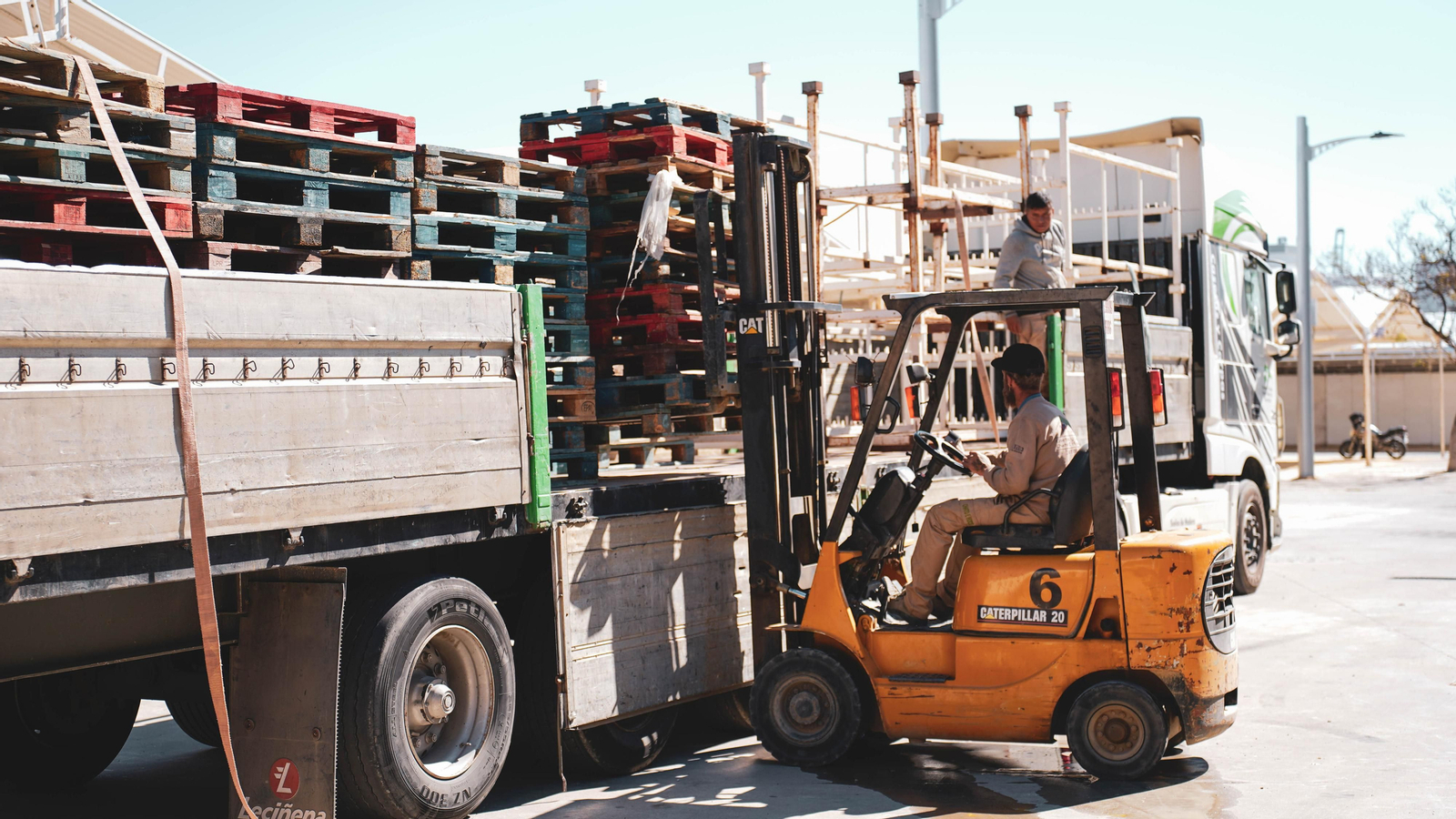 El parque de feria en Algeciras comienza cogiendo forma con el montaje de las casetas, en imágenes
