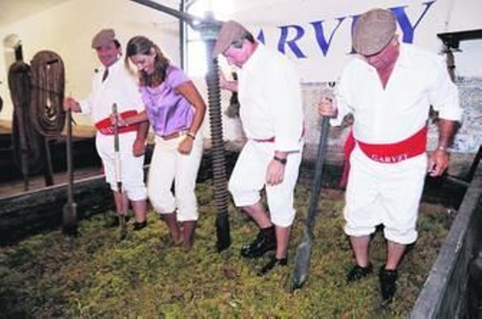 Paloma Ruiz-Mateos acompañada de los pisadores de uvas en la lagareta durante un momento de la jornada.
