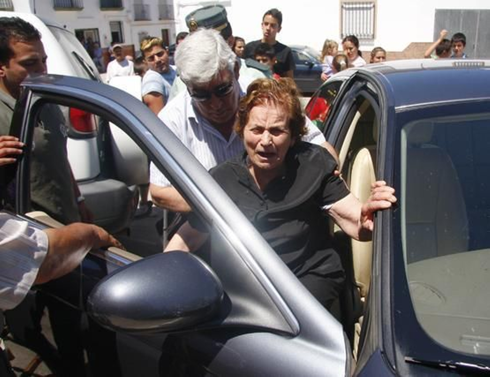 Águeda Molina, madre de Guadalupe, se introduce en un coche.

Foto: B. Vargas / Efe