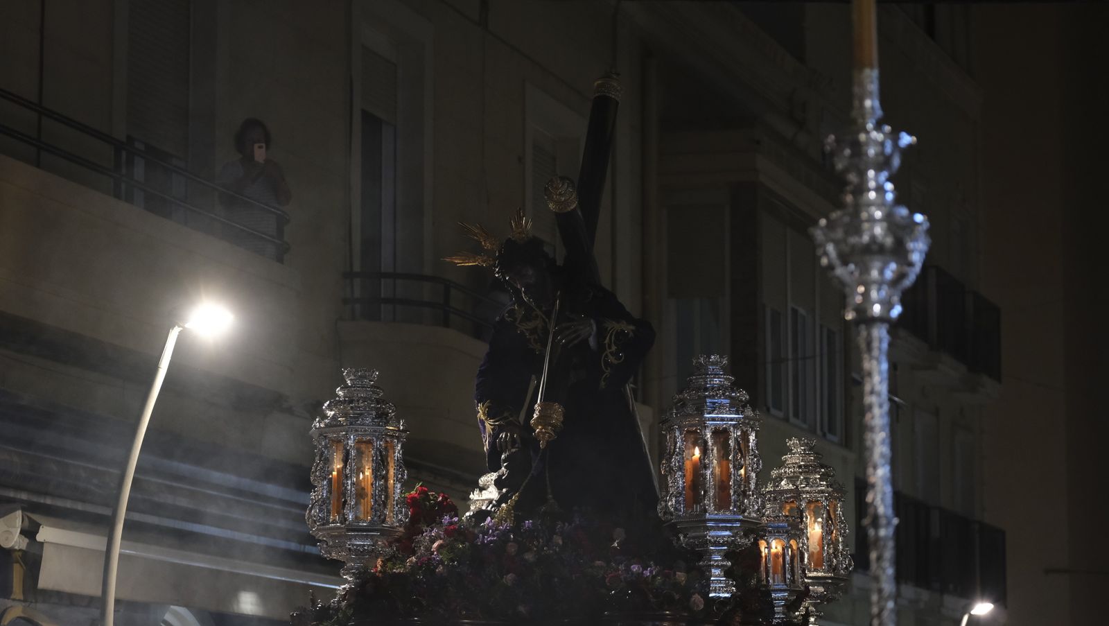 Imágenes de La Magna por las calles de Almería