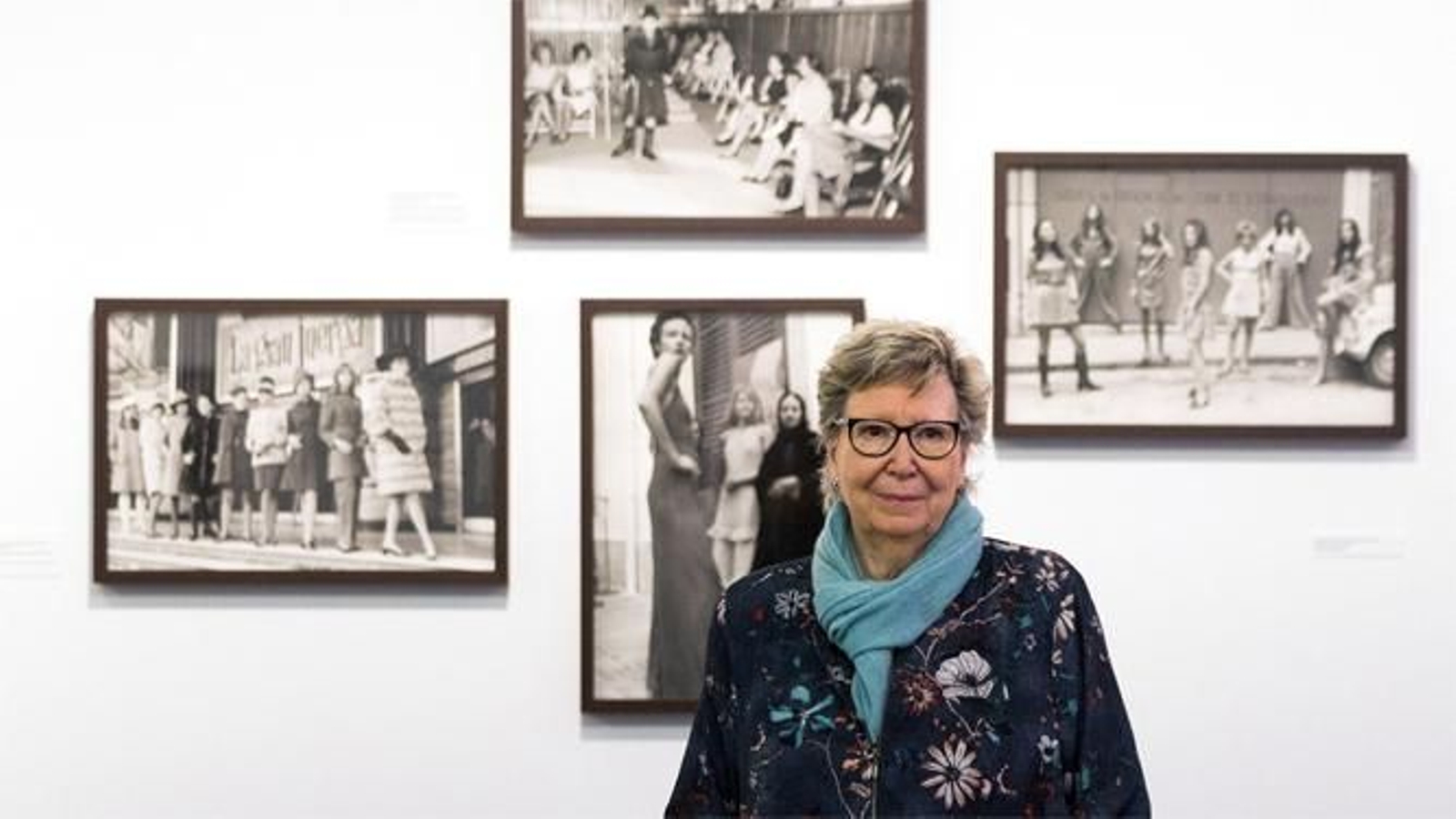 La fotógrafa, junto a varias de las obras expuestas en la muestra 'Joana Biarnés. A contracorriente'.