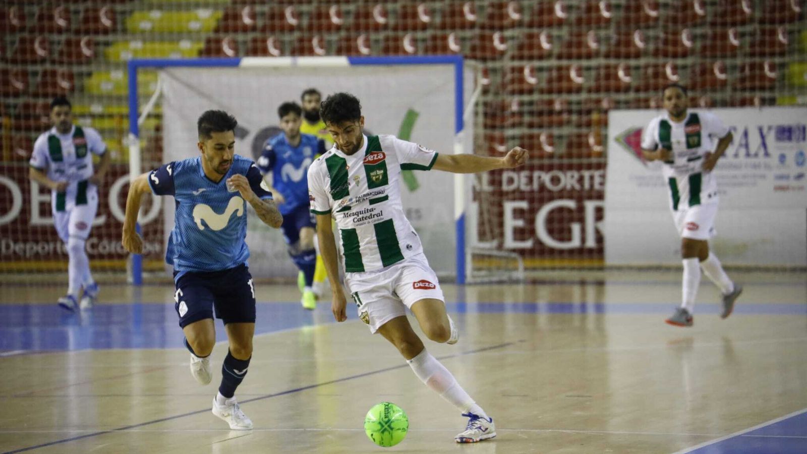 Zequi sale a la contra perseguido por Fernando Drasler, del Movistar Inter.