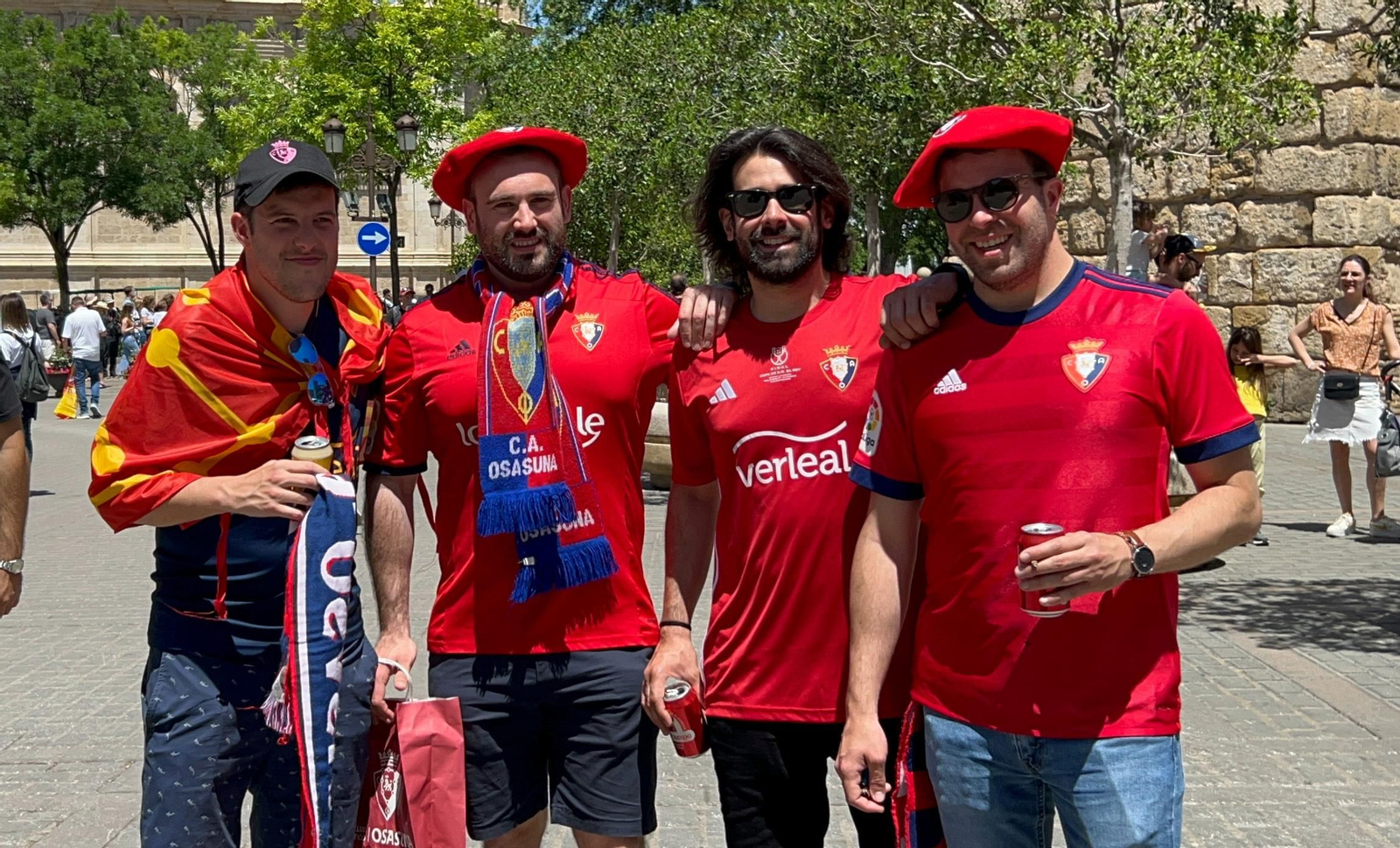 Búscate en la galería gráfica de las aficiones de Osasuna y Real Madrid en Sevilla