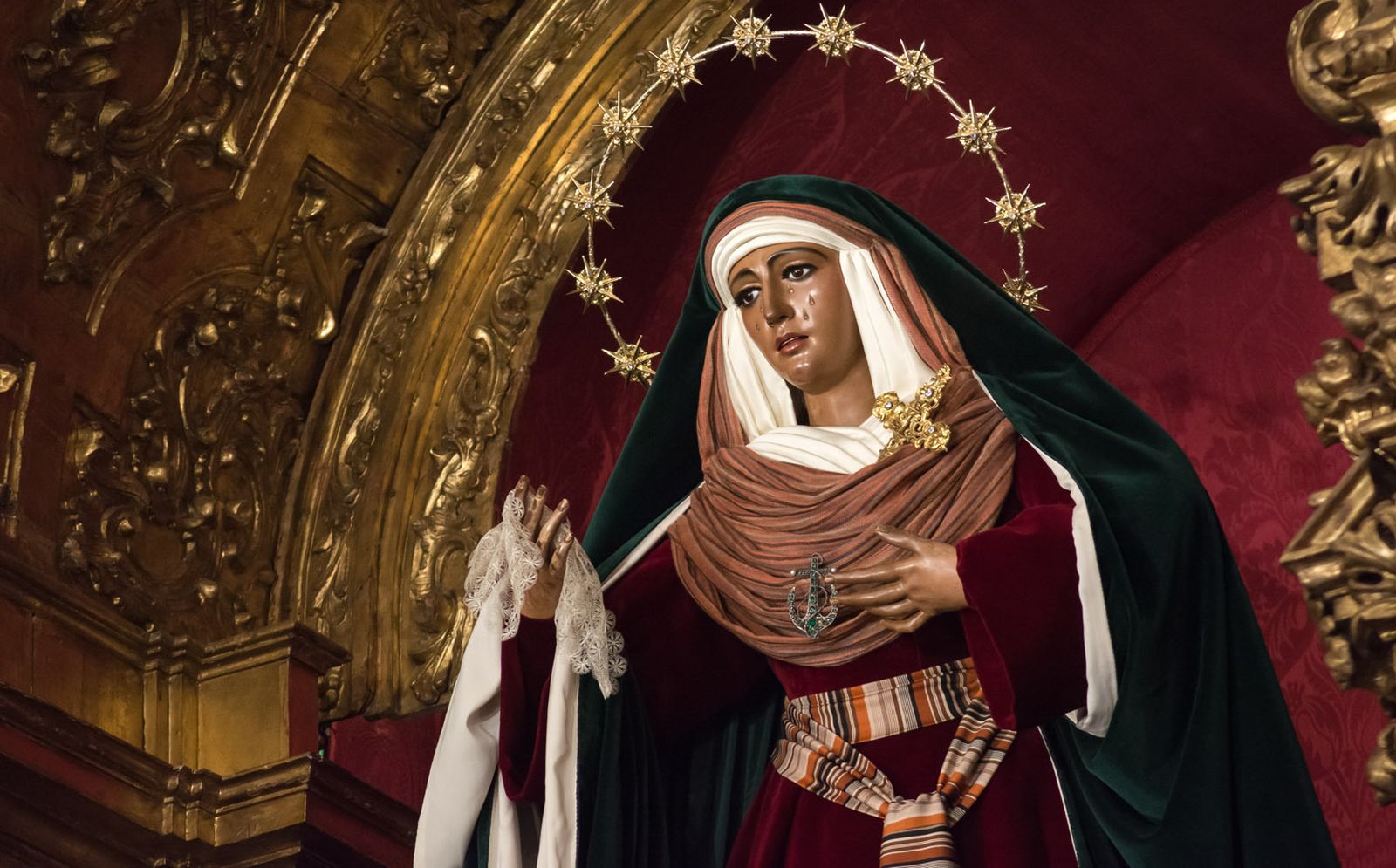 La Esperanza anuncia la cuaresma en Triana, vestida de hebrea