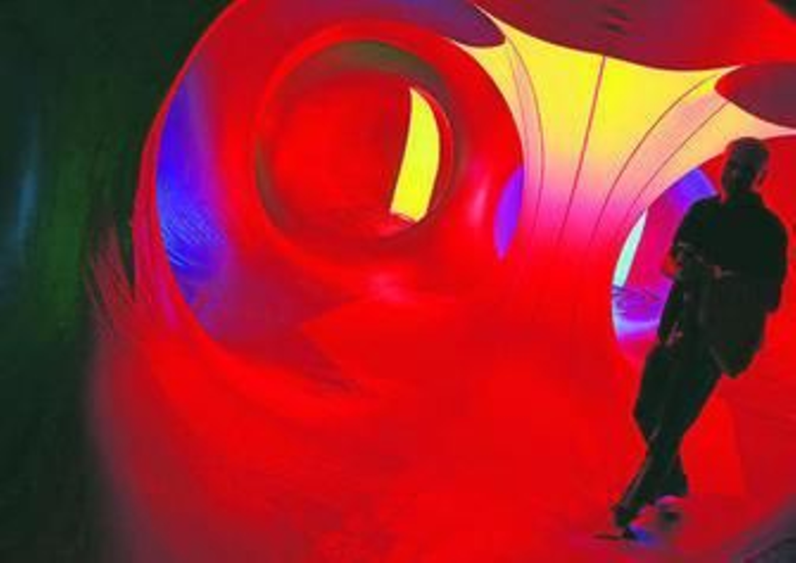 1. Las autoridades acudieron ayer a la inauguración de la nueva instalación del Parque de las Ciencias. 2. El museo interactivo acogerá el 'Luminarium' hasta el día 28 de septiembre. 3. El acuario de luz es un proyecto que arrancó en el 1992 gracias a los Arquitectos del Aire. 4. La escultura consiste en plásticos que filtran la luz y se basa en la antigua técnica del vitral emplomado.