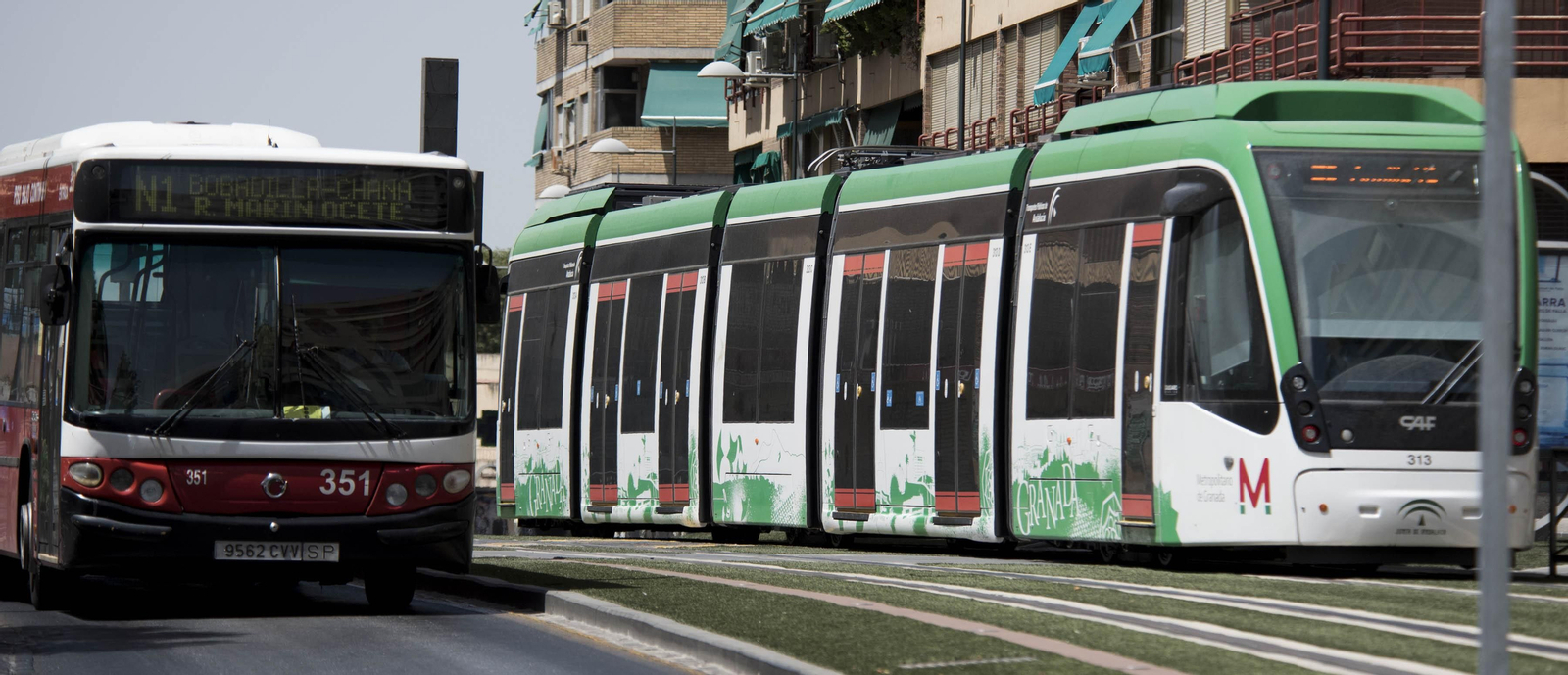 Un autobús urbano junto al Metro de Granada.