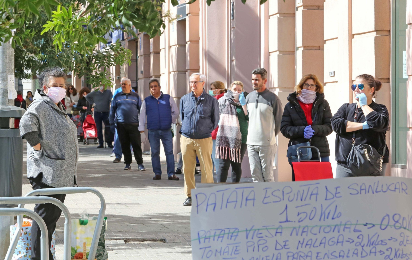 Clientes hacen cola para acceder a un supermercado el pasado 23 de marzo cuando la mascarilla no era obligatoria.