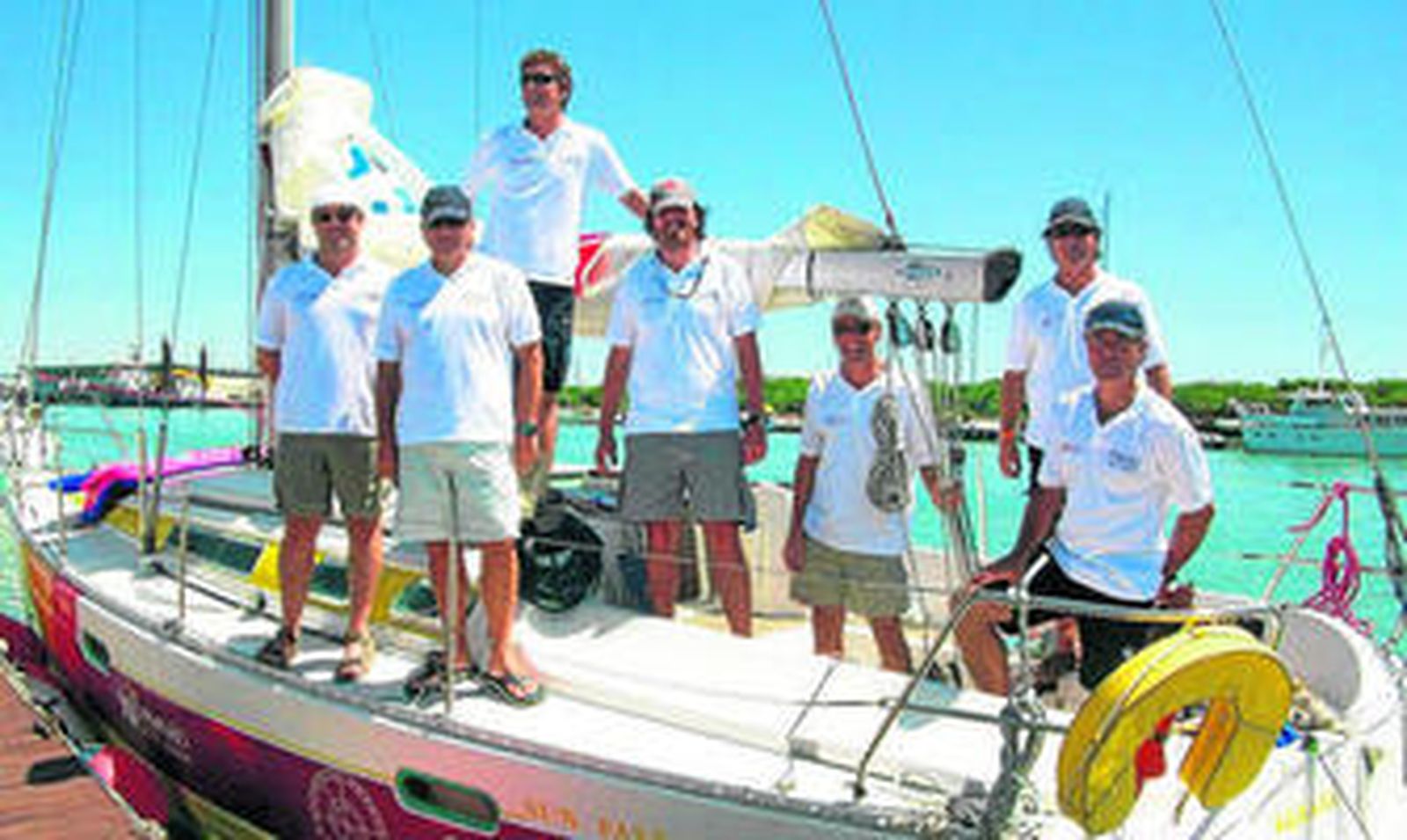 Francisco Pino, Rafael Prados, Javier Fontenla, Pablo Núñez y Verónica Pino, delante del mural en el que se fotografiaban cuantos deseaban. Núñez es el coordinador de Legendario en Andalucía.